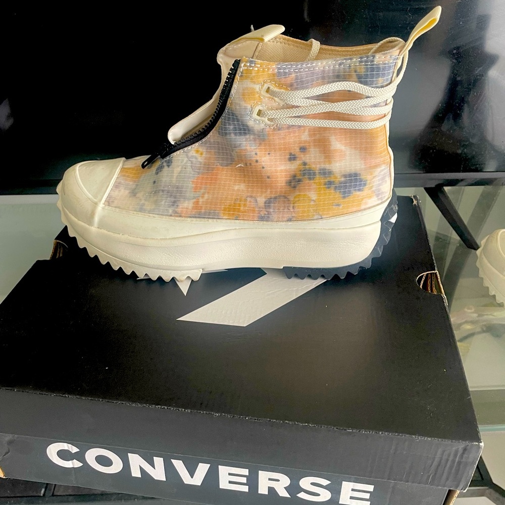 Unisex Converse size men 6, women 7.5 free